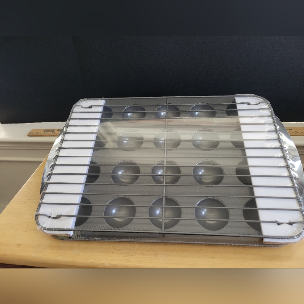 Wilton 20 Cavity Cake Pop Psn with Cooling Rack NEW